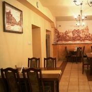 wariacje na temat Tarnowa - malowane na ścianie w  restauracji "U Zbycha" oraz "Tarnów z dawnych lat" akryl na płótnie, Tarnów
